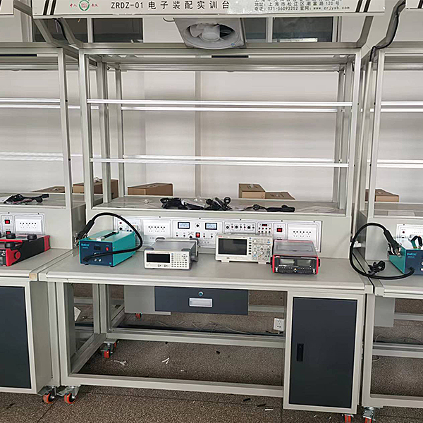 電子焊接裝配調試技術實訓臺(圖1) 電子焊接裝配調動測量試驗技術實驗臺,透明液壓注塑機模型演示實驗臺